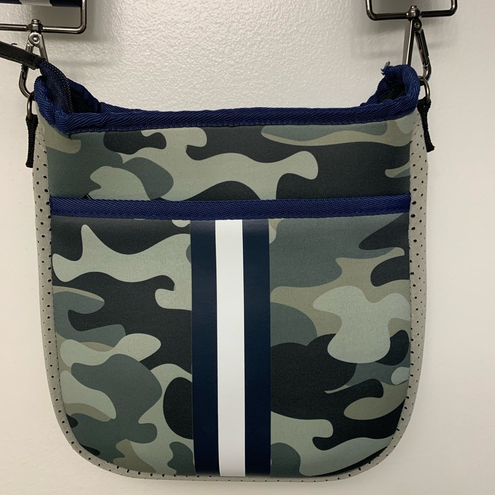 HAUTE SHORE BAG - crossbody, camouflage, neoprene, almost new, pockets,light! - Picture 5 of 10